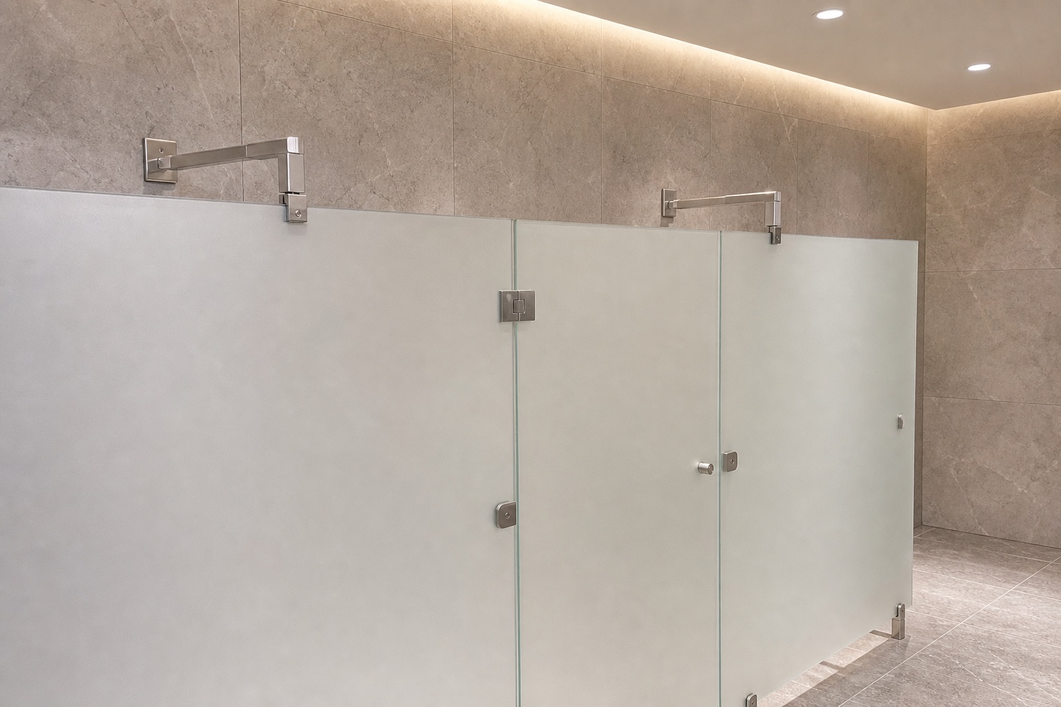 Soportes ajustables de acero inoxidable para paneles divisorios de vidrio sin marco en baños.