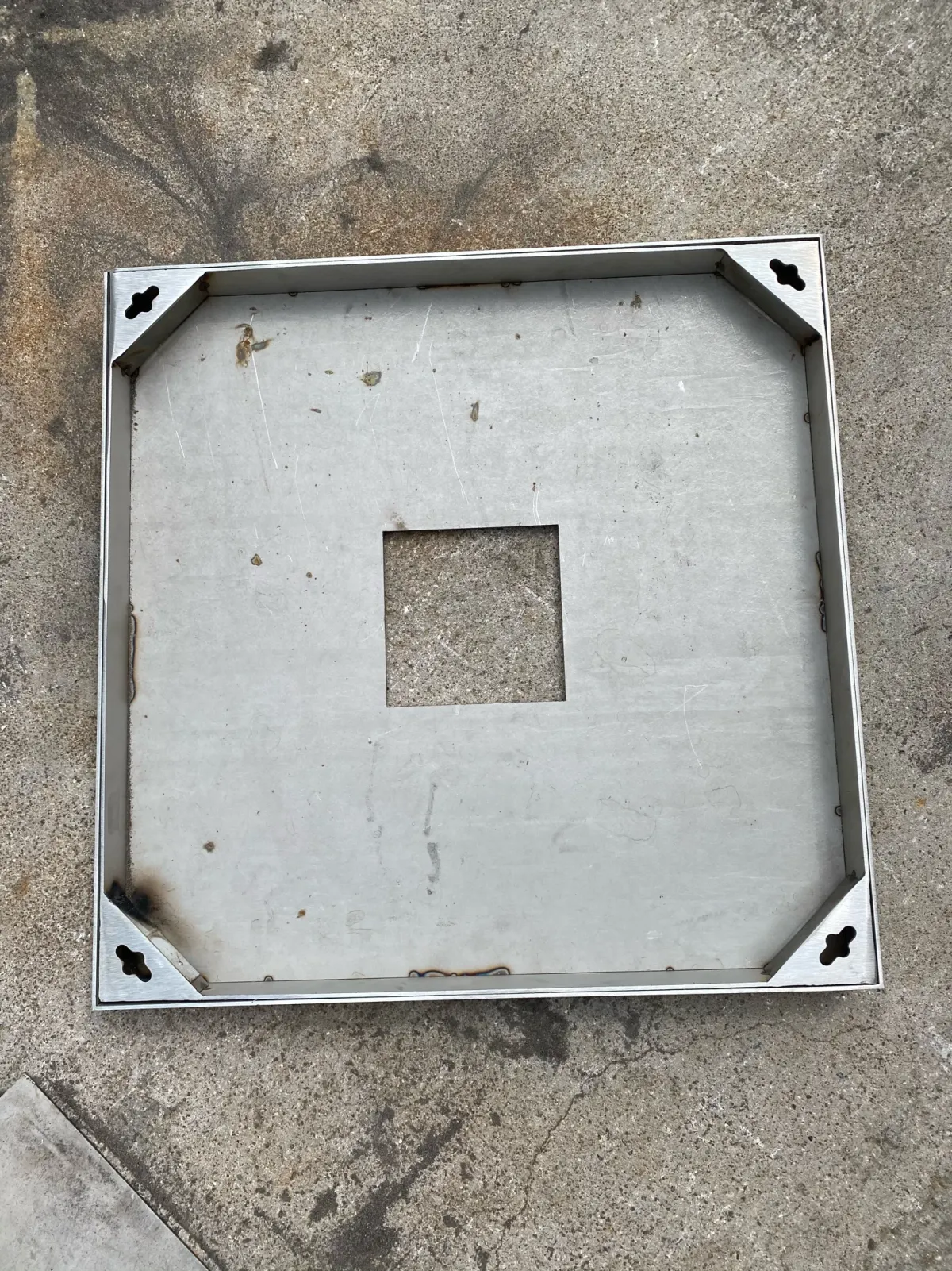 Tapa de acceso al suelo de acero inoxidable con cerradura y punto de elevación empotrado.