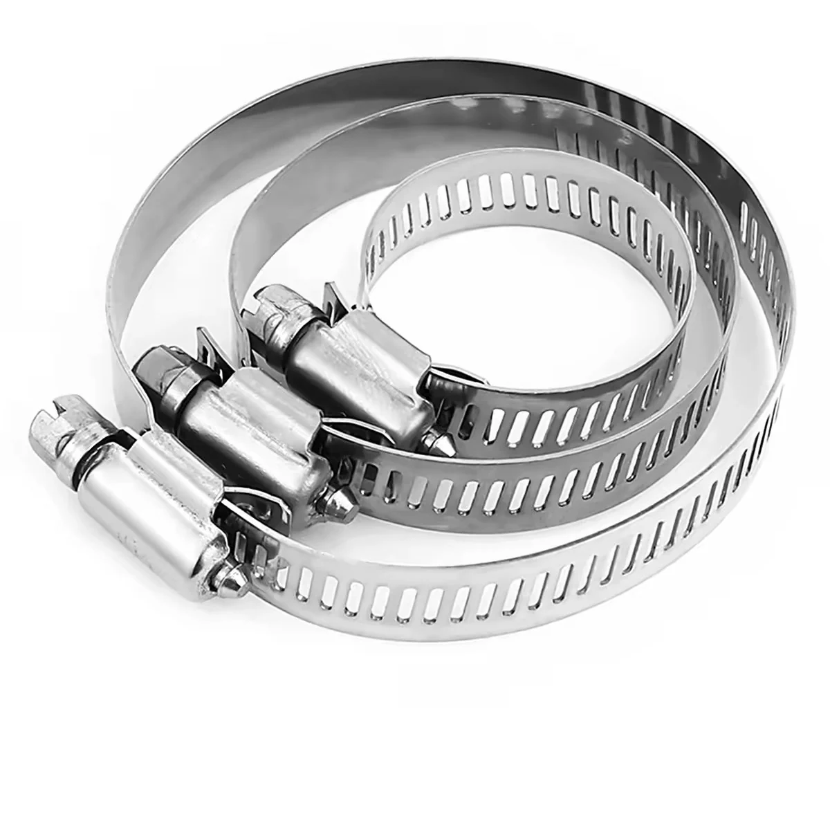 Abrazaderas para mangueras con bandas perforadas de acero inoxidable y carcasas de tornillos sin fin.