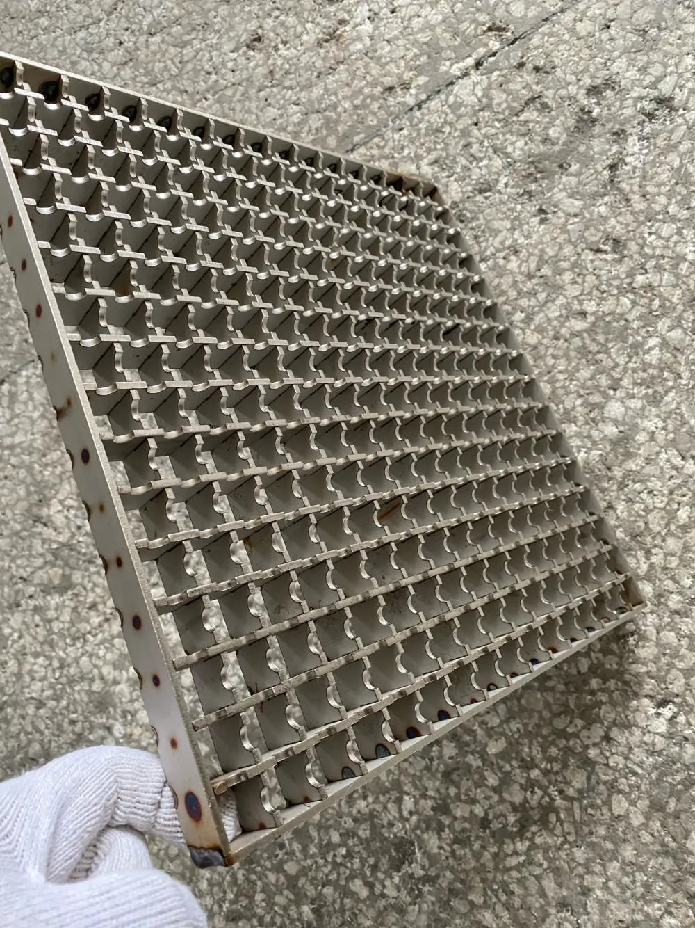 Comment spécifier les grilles d'évacuation en acier inoxydable anti-talons pour les zones piétonnes