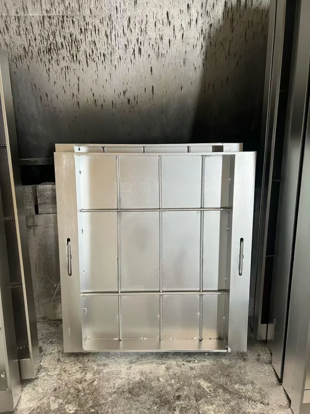 Parte inferior reforzada de la bandeja de acceso de acero inoxidable de gran tamaño.