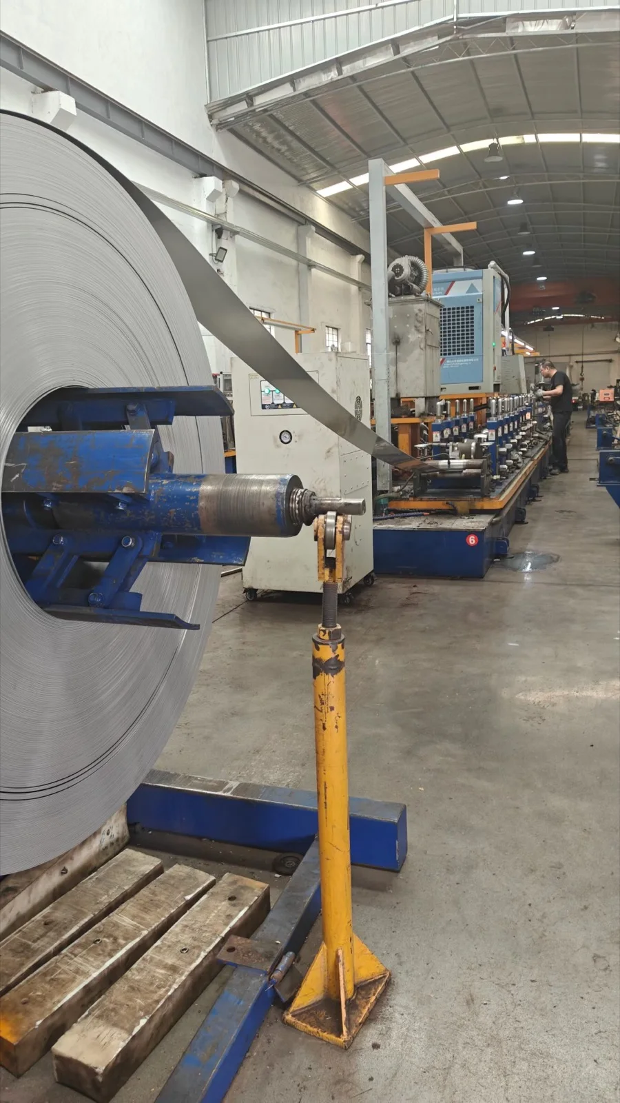 Stainless steel strip uncoiling into a tube forming line